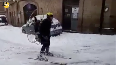 Neve in strada? Ecco come sfruttare l’occasione per sciare a motore | video