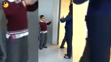 Ecco come la maestra saluta i suoi studenti | video