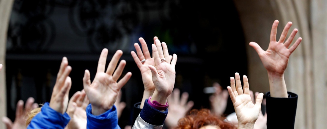 Violenza sulle donne in Spagna: i guanti rossi di protesta Violenza sulle donne in Spagna: i guanti rossi di protesta