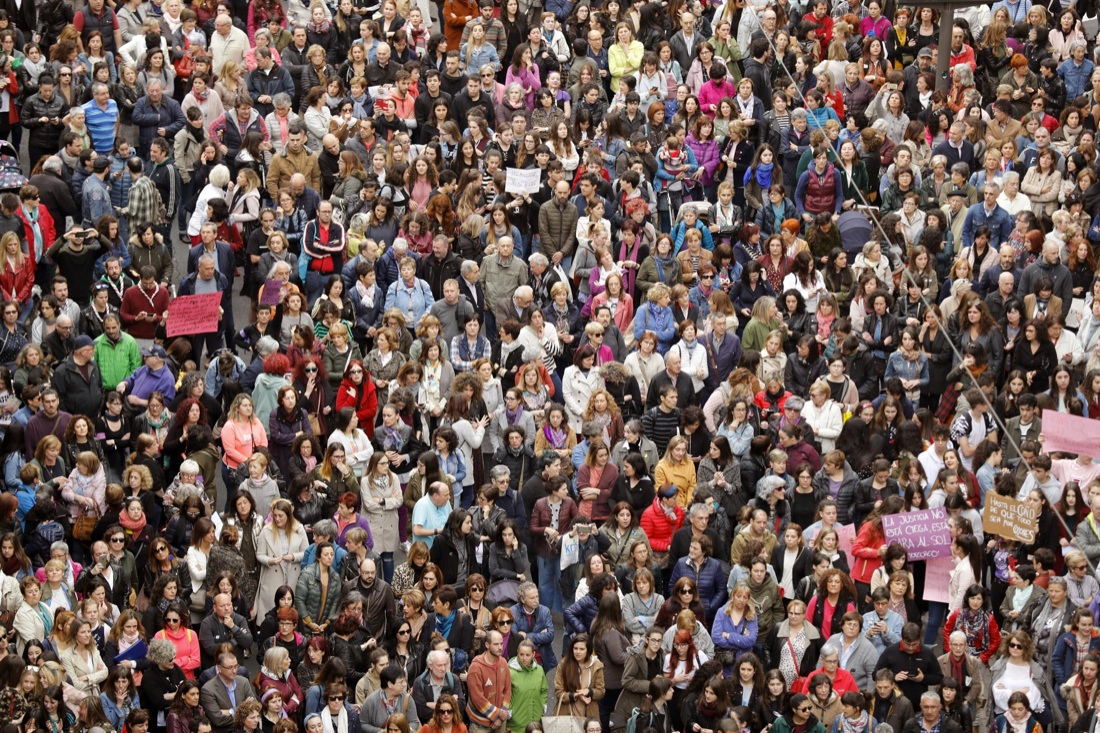 Violenza sulle donne in Spagna: i guanti rossi di protesta Violenza sulle donne in Spagna: i guanti rossi di protesta