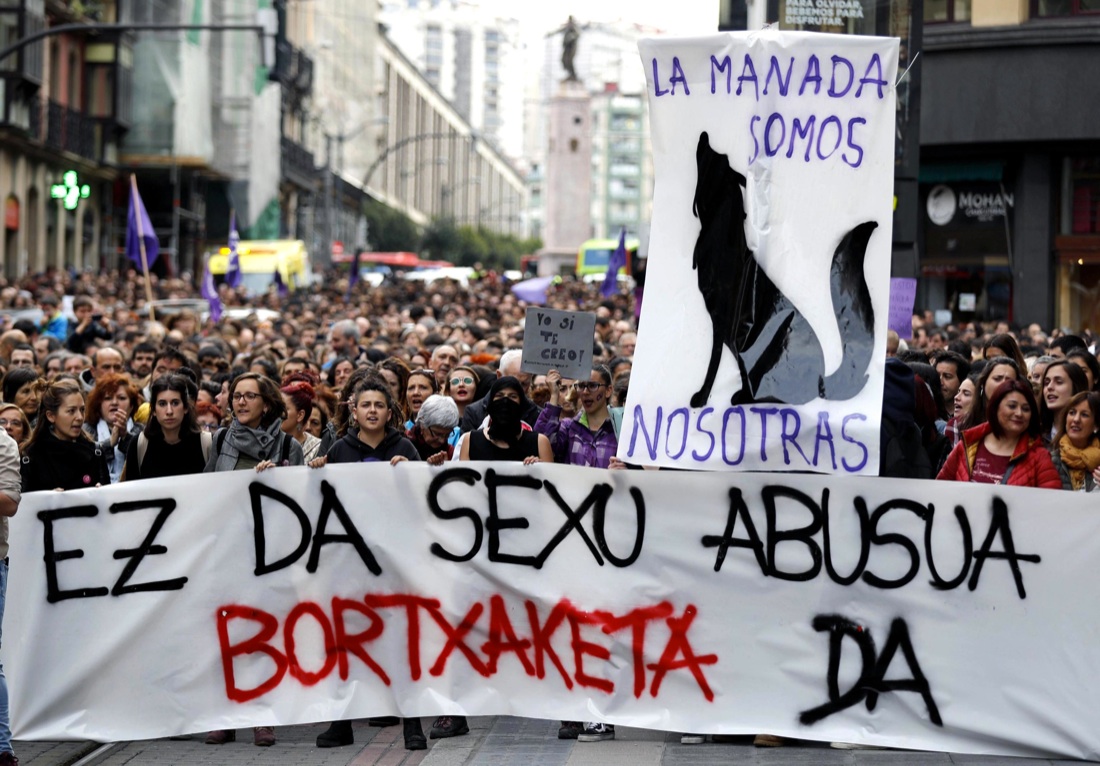 Violenza sulle donne in Spagna: i guanti rossi di protesta Violenza sulle donne in Spagna: i guanti rossi di protesta