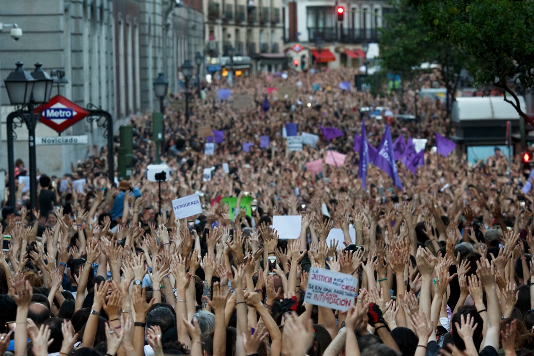 Violenza sulle donne in Spagna: i guanti rossi di protesta Violenza sulle donne in Spagna: i guanti rossi di protesta