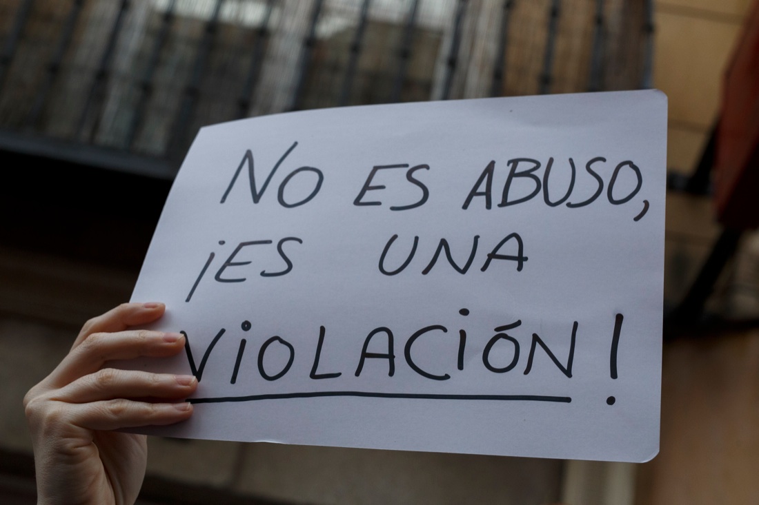 Violenza sulle donne in Spagna: i guanti rossi di protesta Violenza sulle donne in Spagna: i guanti rossi di protesta