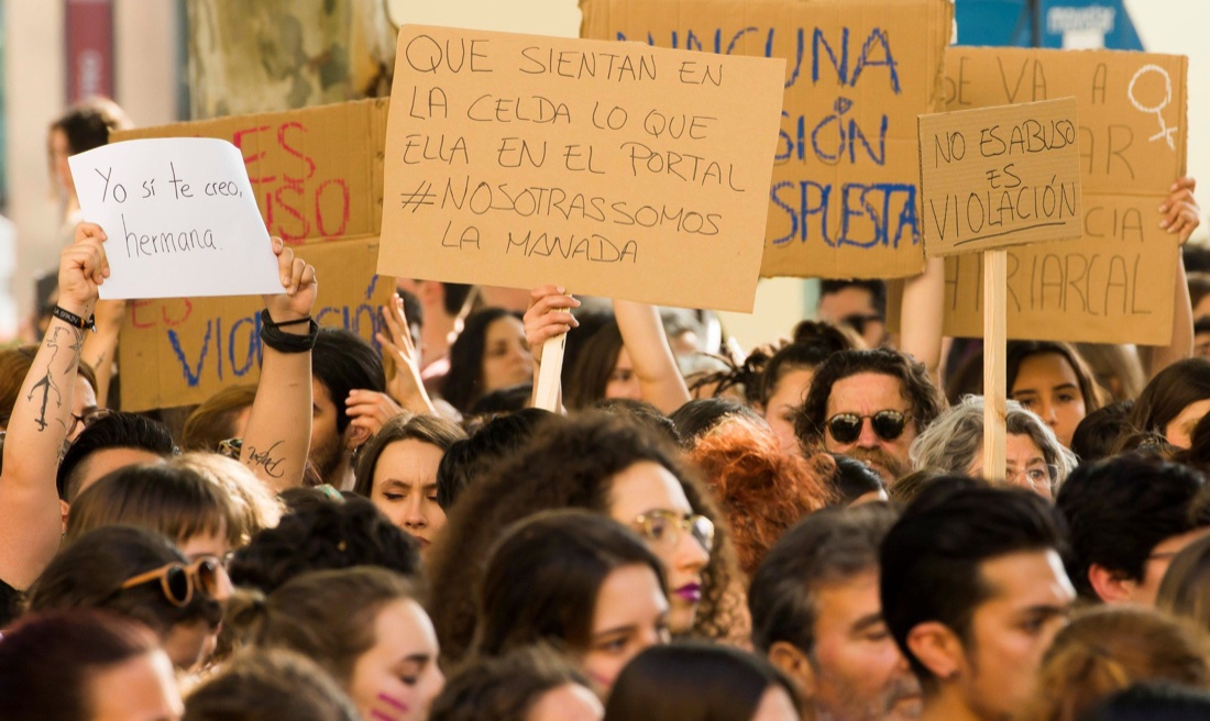 Violenza sulle donne in Spagna: i guanti rossi di protesta Violenza sulle donne in Spagna: i guanti rossi di protesta