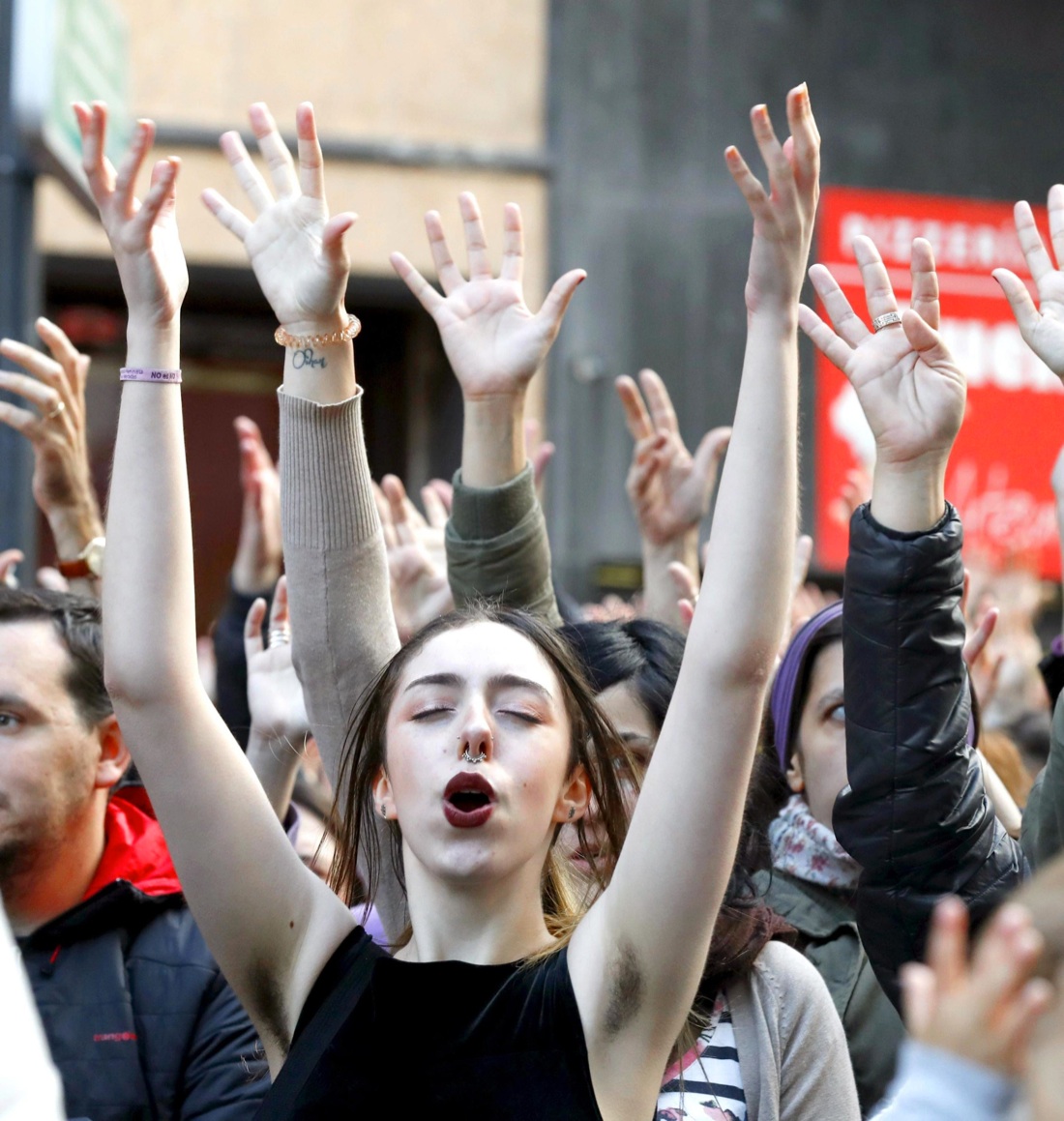 Violenza sulle donne in Spagna: i guanti rossi di protesta Violenza sulle donne in Spagna: i guanti rossi di protesta