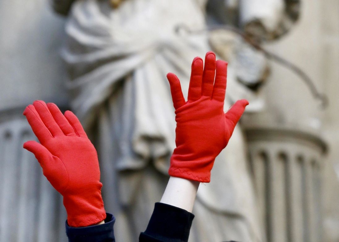 Violenza sulle donne in Spagna: i guanti rossi di protesta Violenza sulle donne in Spagna: i guanti rossi di protesta