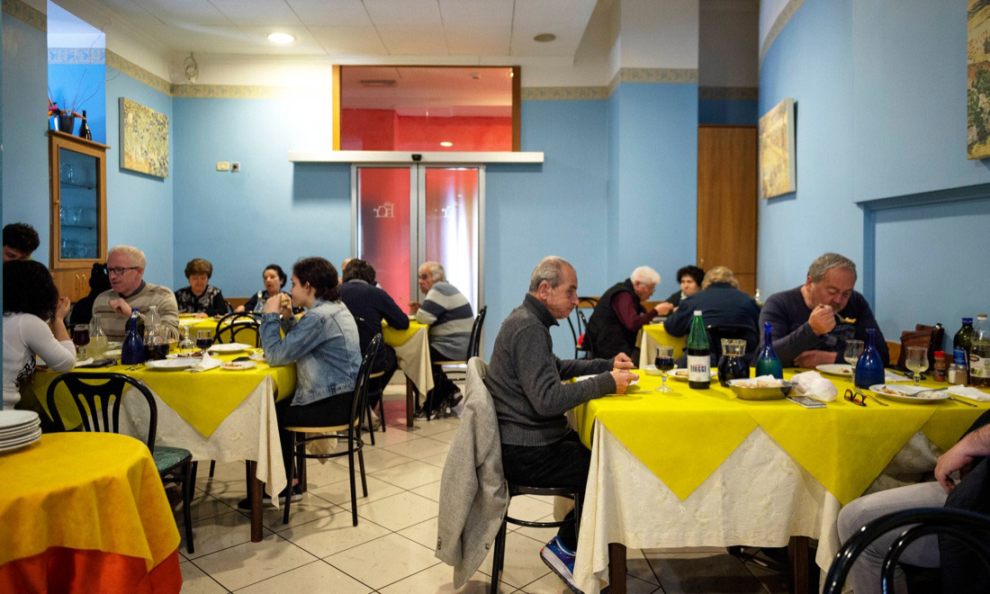Dentro l’Hotel Charly di Lido di Fermo, dove vivono i terremotati di Visso