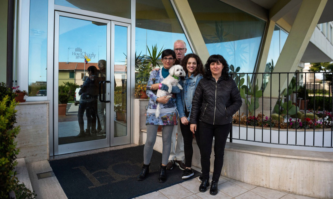 Dentro l’Hotel Charly di Lido di Fermo, dove vivono i terremotati di Visso