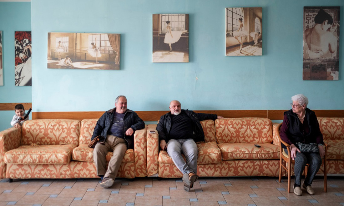 Dentro l’Hotel Charly di Lido di Fermo, dove vivono i terremotati di Visso