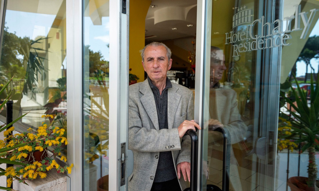 Dentro l’Hotel Charly di Lido di Fermo, dove vivono i terremotati di Visso
