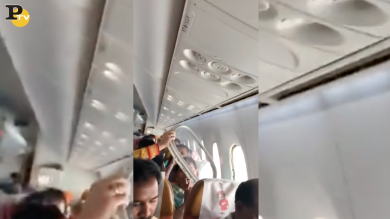 Si rompe finestrino su aereo Air India, panico a bordo | video