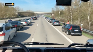 Germania: auto si scansano per far passare i Vigili del Fuoco in autostrada | video