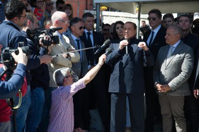 Berlusconi: “Quelli del Movimento 5 Stelle nelle mie aziende pulirebbero i cessi” | video