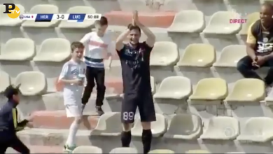 Attaccante fa gol nello stadio vuoto, va in tribuna e si applaude da solo | video