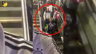 Due anziani contromano sulle scale mobili | video