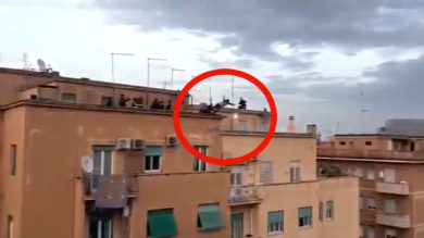 Tenta il suicidio lanciandosi nel vuoto. Il salvataggio della Polizia | video