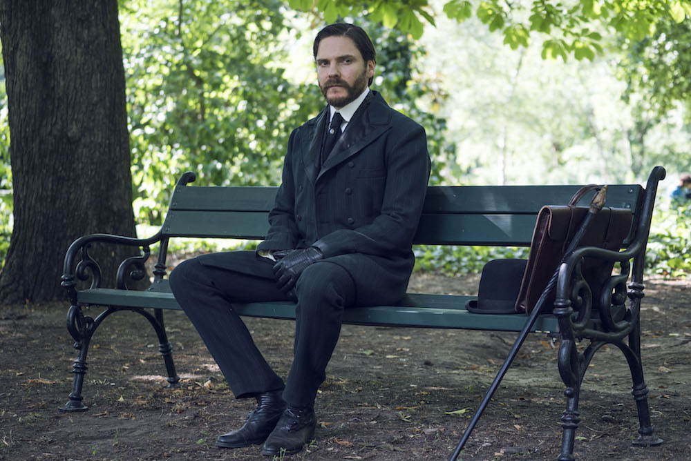 L’Alienista: foto, trailer, curiosità sulla nuova serie di Netflix L’Alienista: foto, trailer, curiosità sulla nuova serie di Netflix