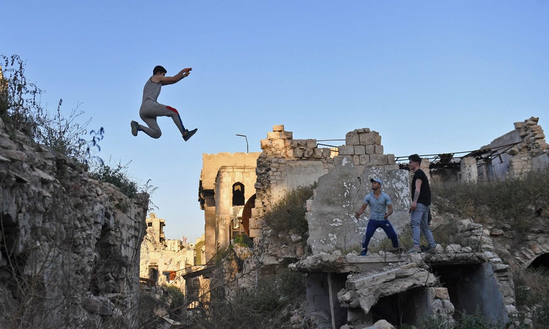 Guerra in Siria: parkour tra le macerie di Aleppo – Foto Guerra in Siria: parkour tra le macerie di Aleppo – Foto