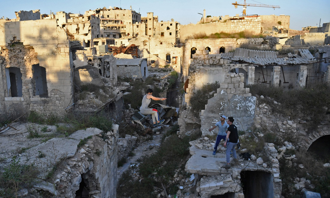 Guerra in Siria: parkour tra le macerie di Aleppo – Foto Guerra in Siria: parkour tra le macerie di Aleppo – Foto