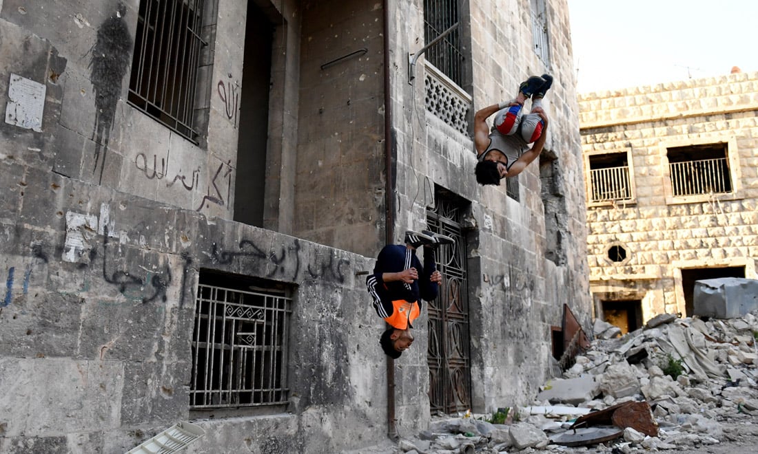 Guerra in Siria: parkour tra le macerie di Aleppo – Foto Guerra in Siria: parkour tra le macerie di Aleppo – Foto