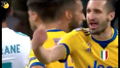 Il gesto di Chiellini “arbitro pagato” (You pay) in Real Madrid-Juventus | video