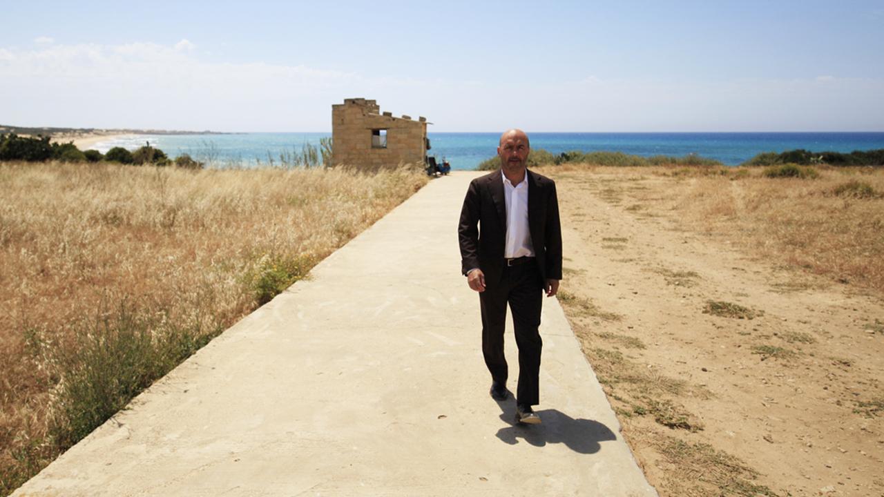 Il Commissario Montalbano e le indagini su “Una lama di luce” Il Commissario Montalbano e le indagini su “Una lama di luce”