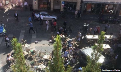 Attentato a Munster: furgone sulla folla. 3 morti e 50 feriti | video