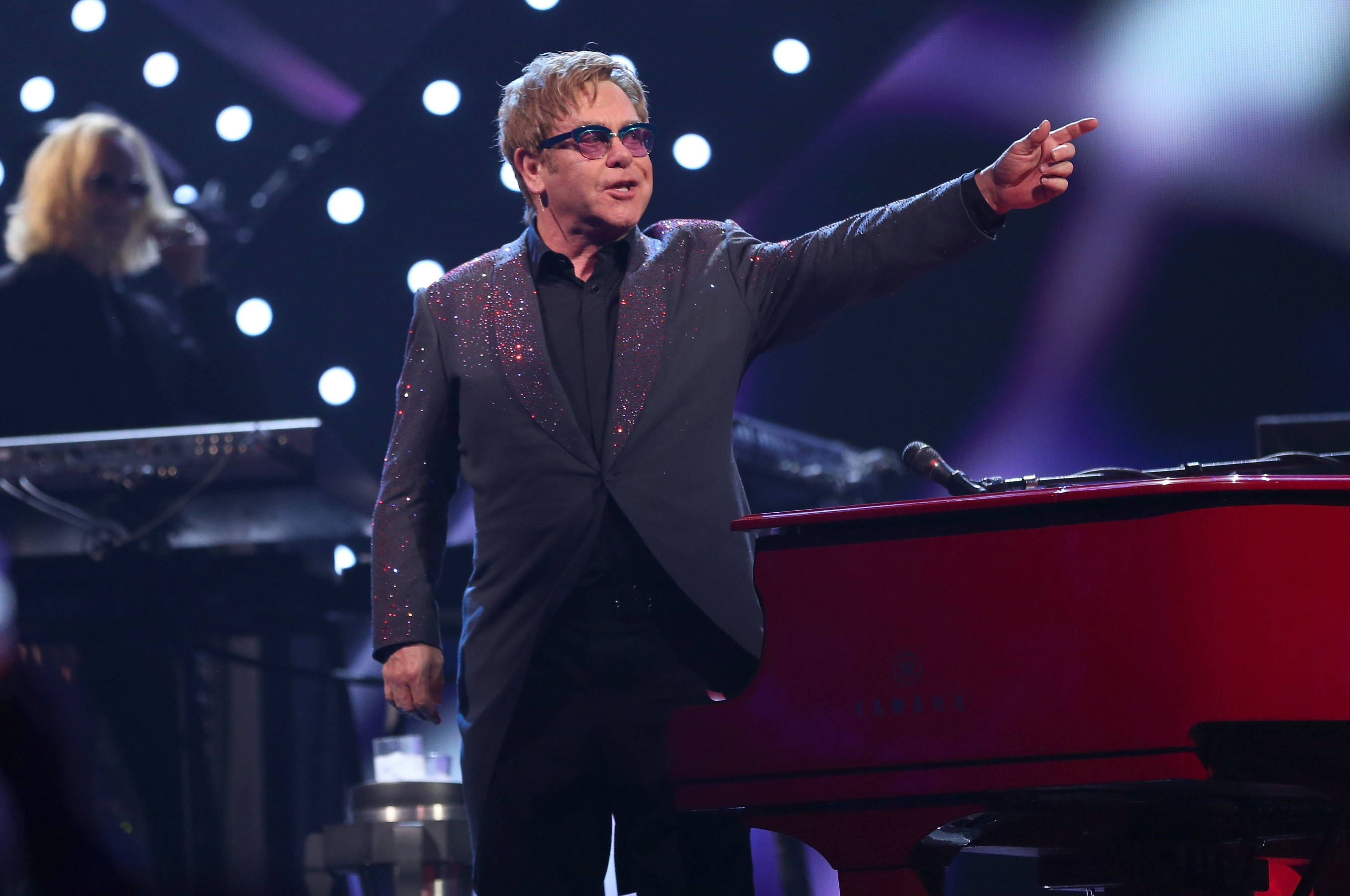 Elton John: “Revamp” è un riuscito tributo alla sua arte – Recensione