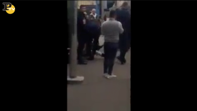 Mentone: uomini della Gendarmeria trascinano donna incinta giù da un treno | video