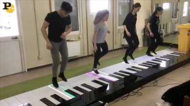 Despacito suonato con il piano “gigante”| video