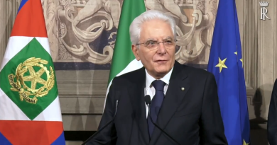 I giornalisti applaudono Mattarella al Quirinale dopo le consultazioni | video