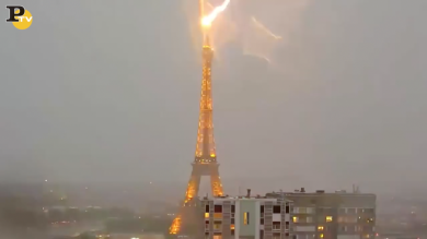 Fulmine colpisce la Tour Eiffel a Parigi | video