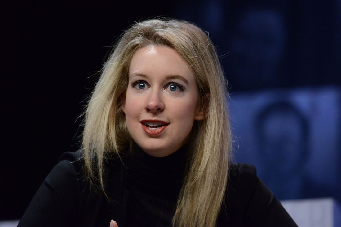 Ascesa e caduta di Elizabeth Holmes, miliardaria che si è fatta da sé