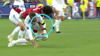 Salah, infortunio nella finale di Ch. League con Sergio Ramos | video