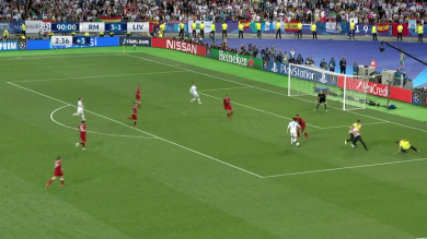 Invasore di campo ferma Cristiano Ronaldo | video