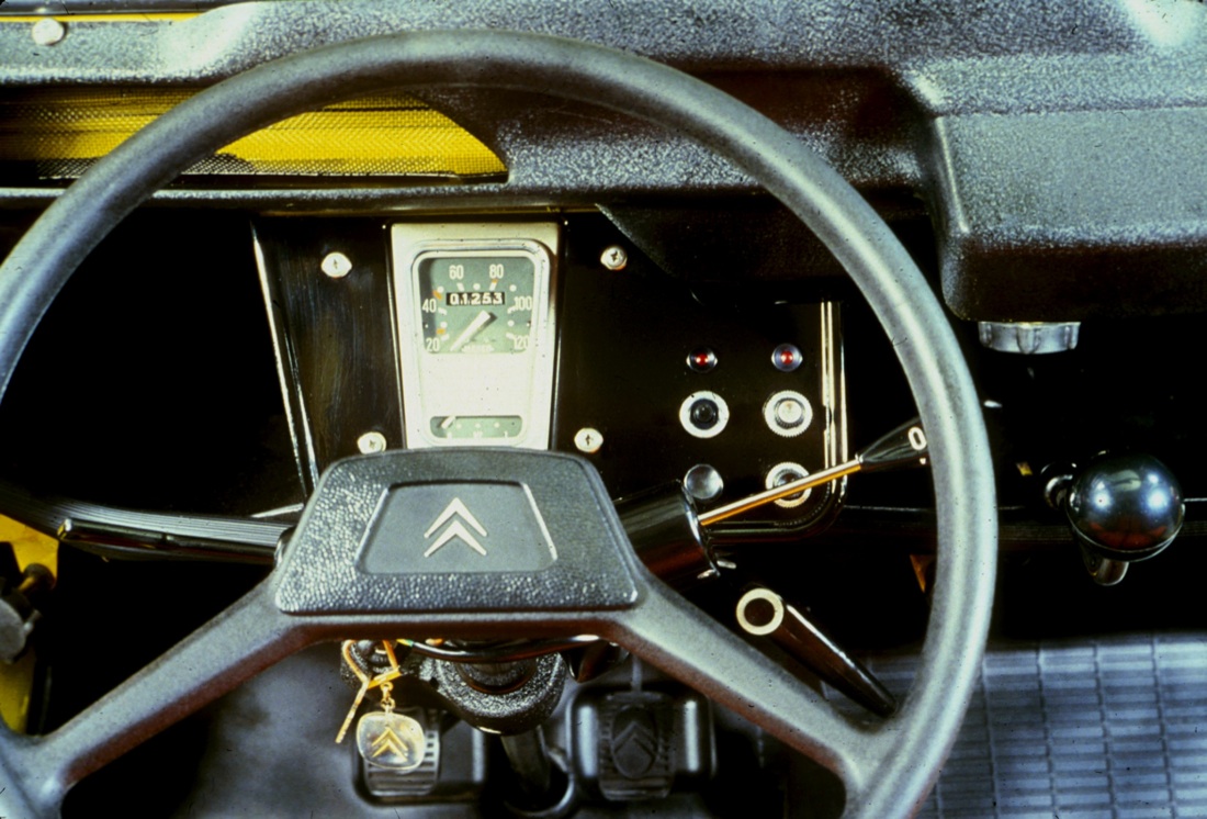 1968: la Citroen Méhari, l’auto di plastica del “maggio francese” – foto