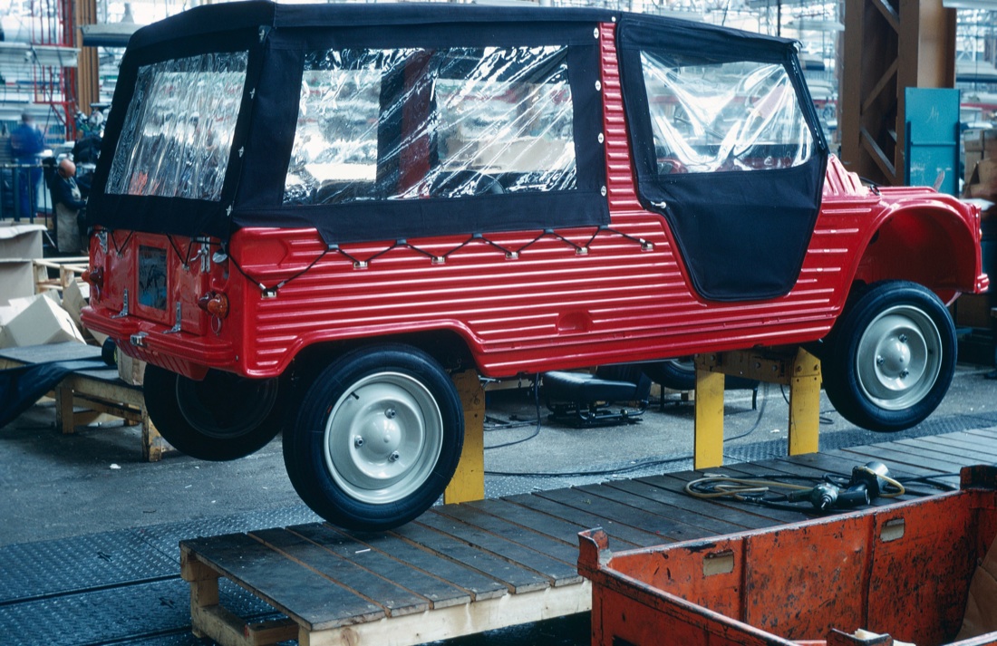 1968: la Citroen Méhari, l’auto di plastica del “maggio francese” – foto