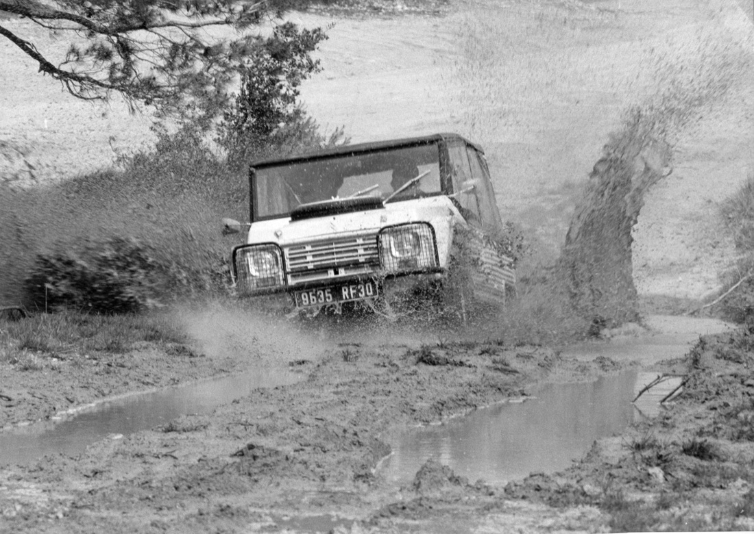 1968: la Citroen Méhari, l’auto di plastica del “maggio francese” – foto