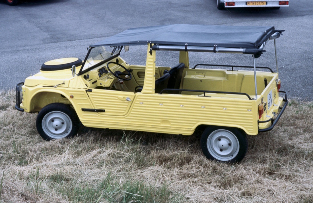 1968: la Citroen Méhari, l’auto di plastica del “maggio francese” – foto