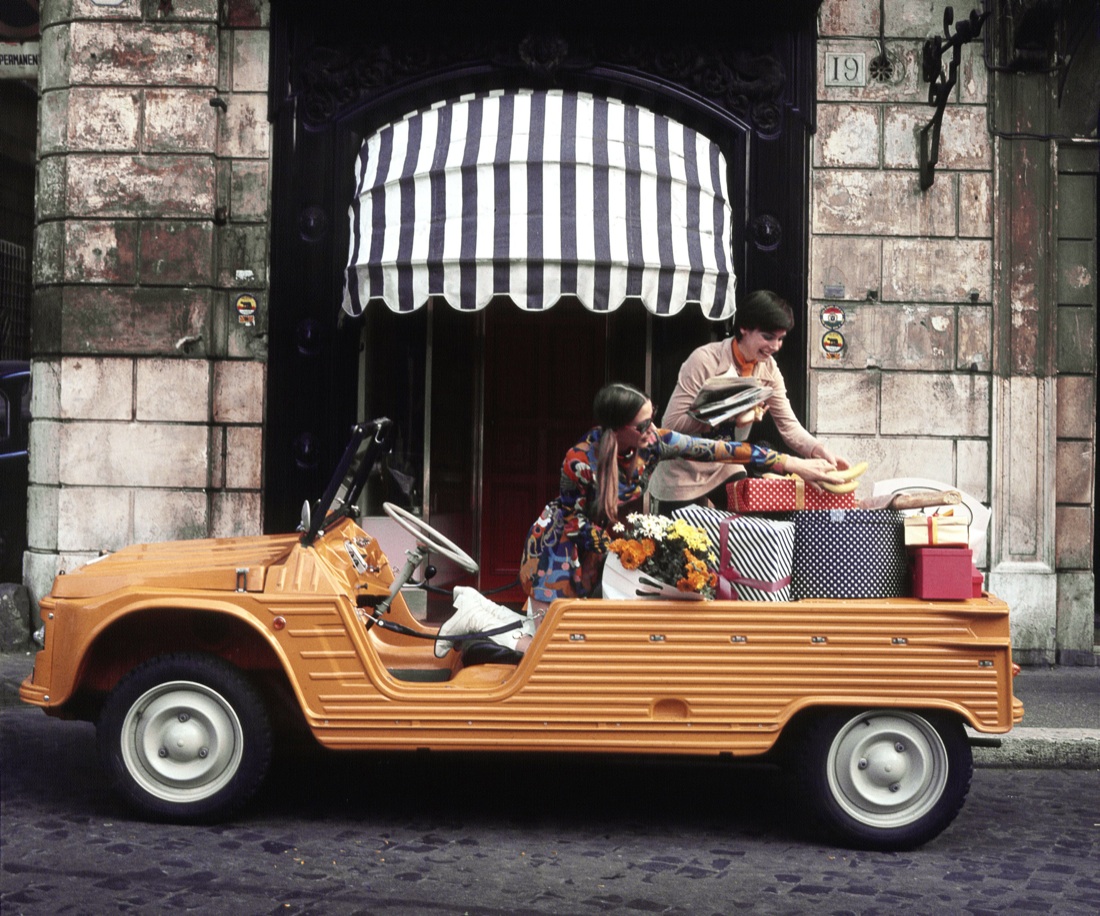 1968: la Citroen Méhari, l’auto di plastica del “maggio francese” – foto