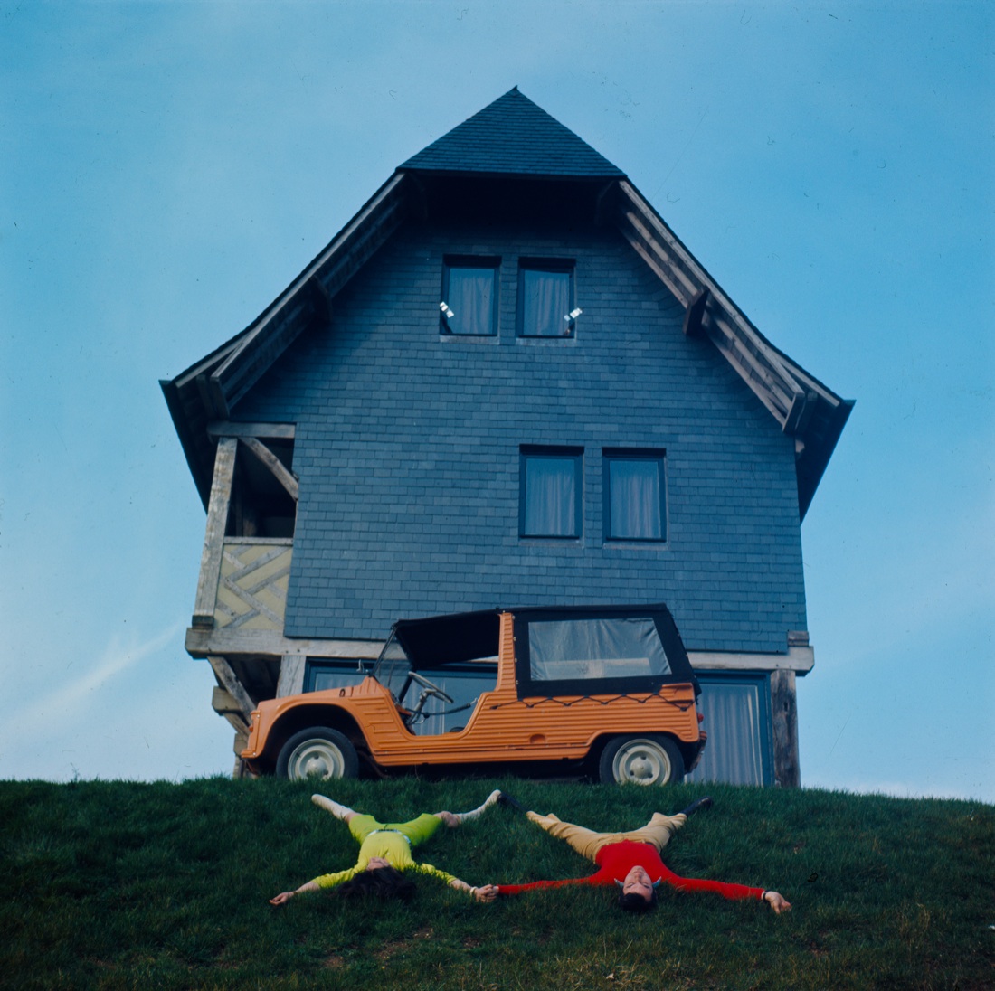 1968: la Citroen Méhari, l’auto di plastica del “maggio francese” – foto