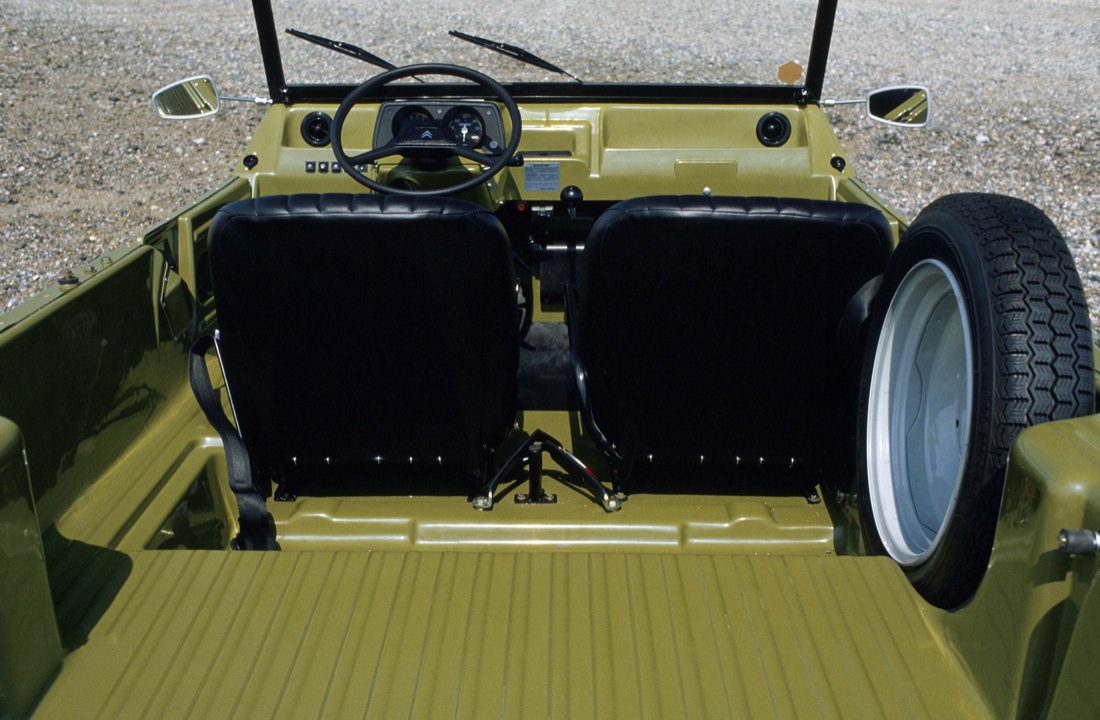 1968: la Citroen Méhari, l’auto di plastica del “maggio francese” – foto