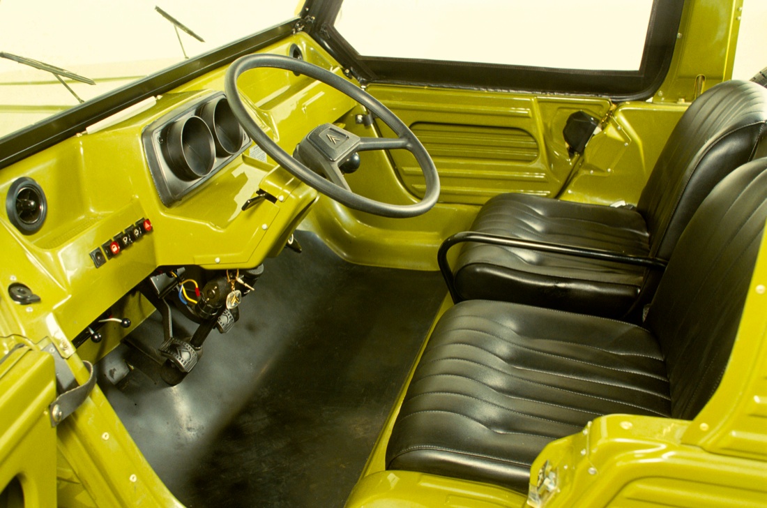 1968: la Citroen Méhari, l’auto di plastica del “maggio francese” – foto