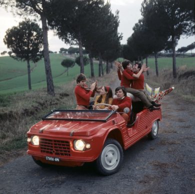 1968: la Citroen Méhari, l’auto di plastica del “maggio francese” – foto