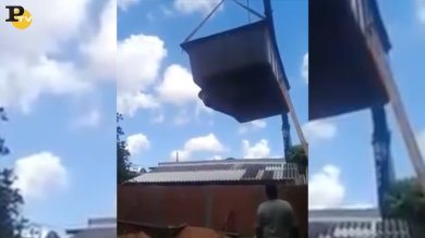 Devono montare la piscina ma crolla tutto | video