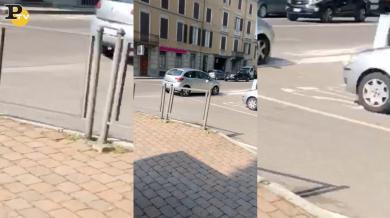 Parcheggia in mezzo alla strada all’incrocio per andare in edicola | video