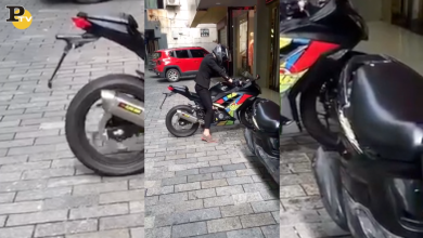 Motociclista sfonda impennando le vetrina di un negozio | video