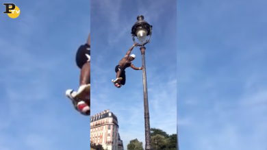 Le incredibili evoluzioni del funambolo con il pallone | video