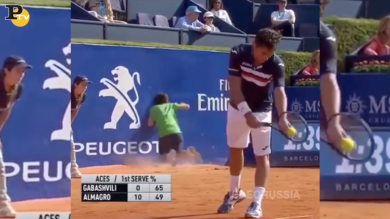 La scivolata e caduta del raccattapalle durante la partita di tennis | video