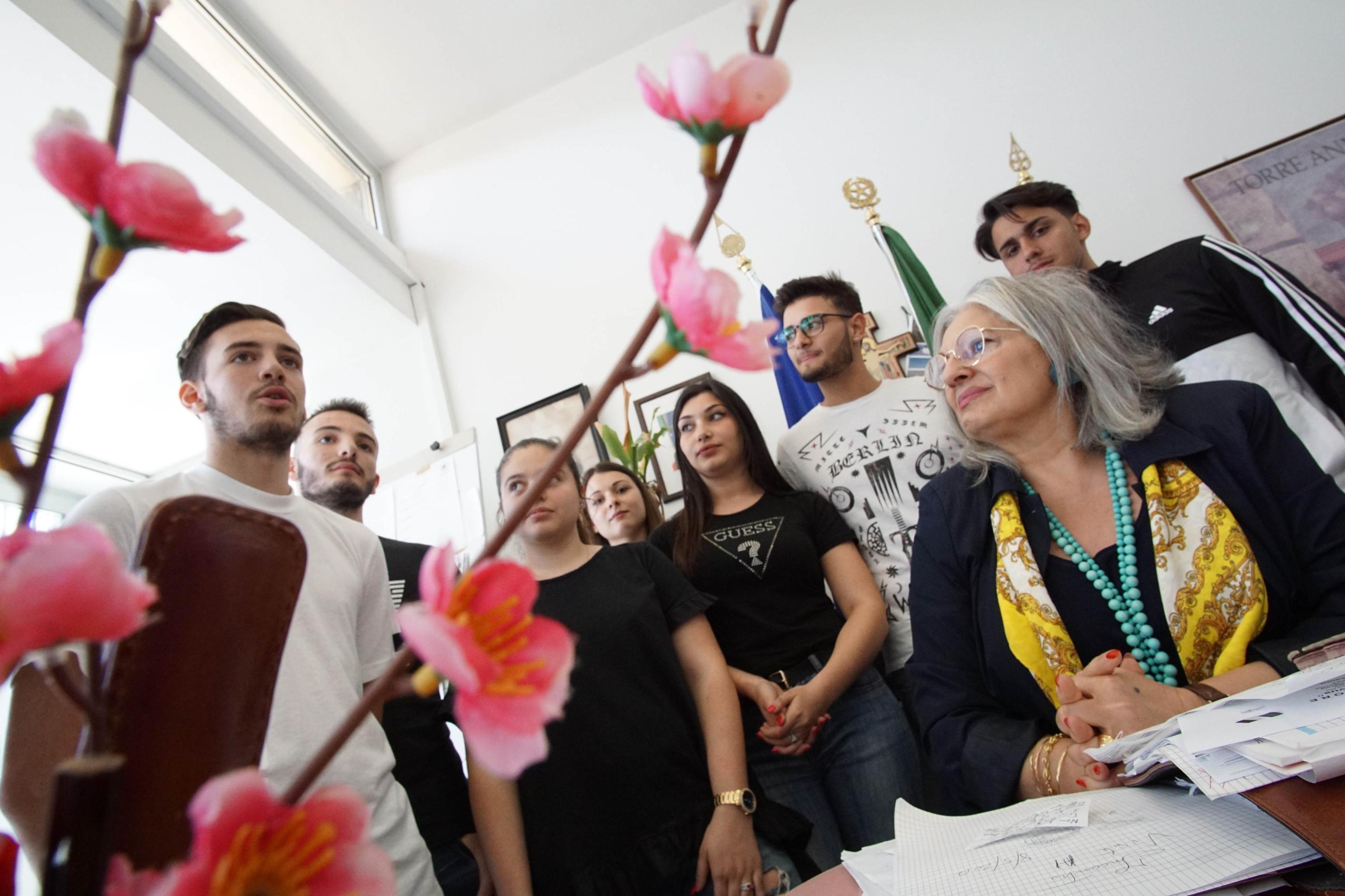 La storia degli studenti che hanno salvato la vita alla professoressa